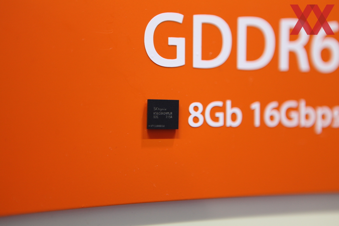 Media asset in full size related to 3dfxzone.it news item entitled as follows: Alla GTC 2017 SK Hynix mostra il primo wafer di memoria video GDDR6 | Image Name: news26306_SK Hynix-GDDR6-GTC-2017_1.jpg